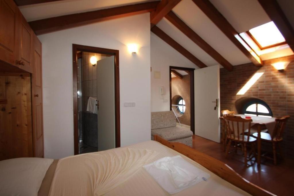 Lovely Studio Apartments Mali Raj Orsera Esterno foto